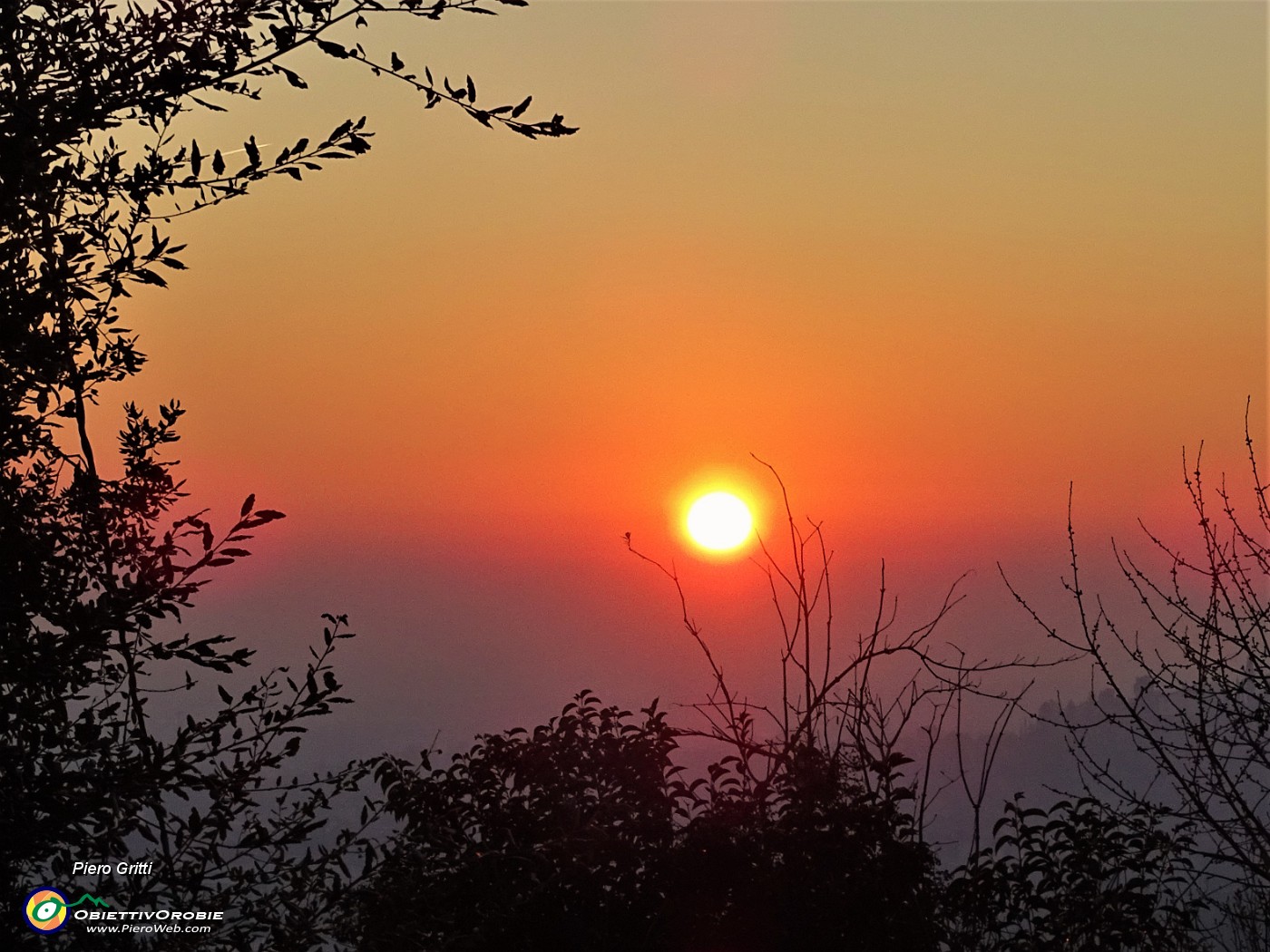 70 Il sole si arrossa e tramonta sui colli e verso la pianurra.JPG